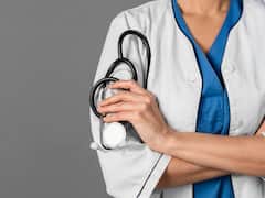 गर्लफ्रेंड के सामने डांटने पर गुस्से में आया युवक, महिला डॉक्टर पर कैंची से किया जानलेवा हमला