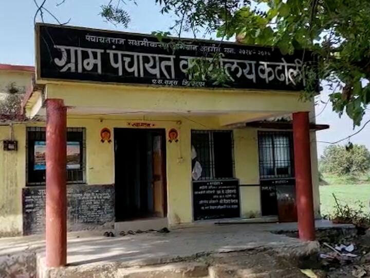 कढोली ग्रामपंचायतीने वारंवार पत्रव्यवहार आणि पाठपुरावा करुनही इमारतीचं प्रत्यक्ष बांधकाम आणि निधीबाबत जिल्हा परिषद प्रशासनाकडून चालढकल होत आहे.