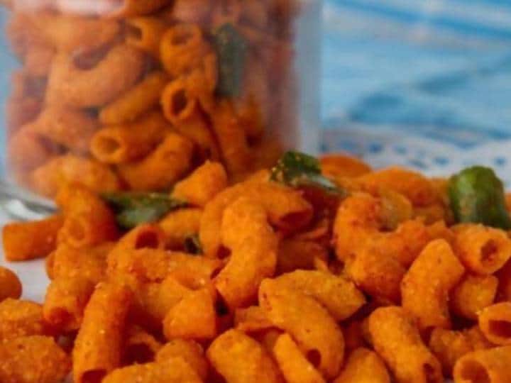 अब पास्ता को बर्तन में डालें और आखिरी दो मिनट तक पकाएं. बर्तन में नमक और काली मिर्च पाउडर डालें, अच्छी तरह मिलाएँ और गैस बंद कर दें.आप सूप को ताजी क्रीम, हरा धनिया या अपनी पसंद के किसी भी मसाले से सजा सकते हैं.