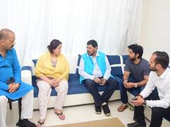 Tunisha Sharma Death: दिवंगत एक्ट्रेस तुनिषा की मां से मिले केंद्रीय मंत्री रामदास अठावले, 25 लाख रुपये मुआवजा देने की मांग, देखें तस्वीरें