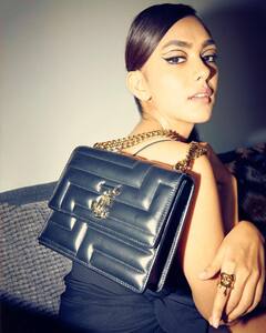 PHOTO: मृणाल ठाकूरचा लेटेस्ट लूक; सोशल मीडियावर फोटो  व्हायरल!