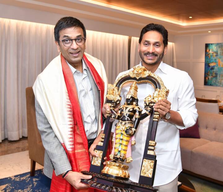 విజయవాడ నోవాటెల్ హోటల్లో సీజేఐ కలిసి వేంకటేశ్వరస్వామి వారి ప్రతిమ అందజేసిన సీఎం వైఎస్ జగన్