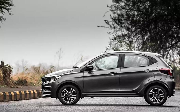 टाटा अपनी चौथी कार टाटा टियागो पर भी 38,000 रुपये का डिस्काउंट दे रही है. टाटा की इस कार की कीमत 5.45 लाख रुपये से 7.90 लाख रुपये तक है.