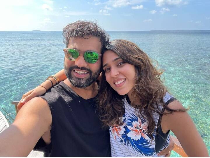 Rohit Sharma on Insta: रोहित शर्मा ने वाइफ के साथ शेयर किया फोटो, सोशल मीडिया पर वायरल हुआ पोस्ट Rohit Sharma shares pic with caption Best time of the year with wife Ritika Sajdeh see pic Rohit Sharma on Insta: रोहित शर्मा ने वाइफ के साथ शेयर किया फोटो, सोशल मीडिया पर वायरल हुआ पोस्ट