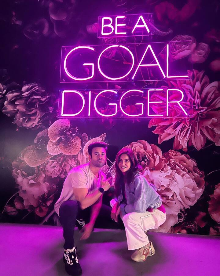 कृति ने ये तस्वीरें अपने इंस्टाग्राम अकाउंट पर शेयर की हैं. जिसमें दोनों का काफी मस्ती भरा अंदाज नजर आ रहा है.