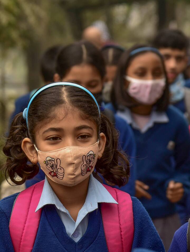 ফের ফিরে আসছে মাস্ক। সারা দেশেই নানা স্কুলে পড়ুয়াদের মাস্ক পরতে বলা হচ্ছে। অনেক জায়গাতেই মাস্ক পরতে দেখা যাচ্ছে পড়ুয়াদের।
