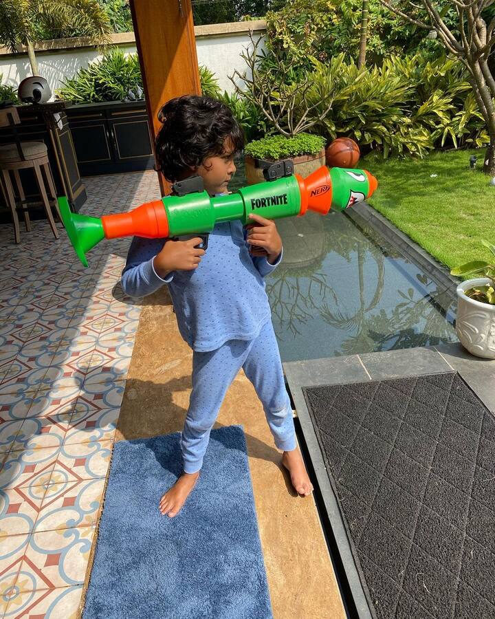 ये घर के बाहर का एरिया है. जहां पर आपको बड़ा सा गार्डन देखने को मिलेगा. जिसमें अमृता के बच्चे अक्सर मस्ती करते नजर आते हैं.