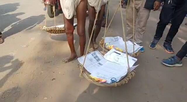 बता दें कि बलरामपुर, जशपुर, कोरिया, सूरजपुर से हजारों की संख्या में अम्बिकापुर पहुंचे पण्डो जनजाति के समूह में युवाओं के साथ बुजुर्ग भी शामिल थे. जो अपने कंधे पर कांवर (स्थानीय भाषा में झेलगी) लिए हुए थे और उसपर अपने पण्डो जनजाति के होने का दस्तावेज भी रखे हुए थे.