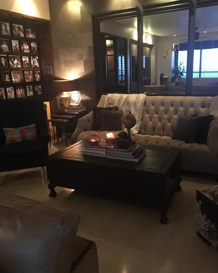 ये घर का लिविंग एरिया है जो काफी ज्यादा स्पेशियस है. यहां पर लाइट ब्राउन कलर का सोफा लगाया गया है.