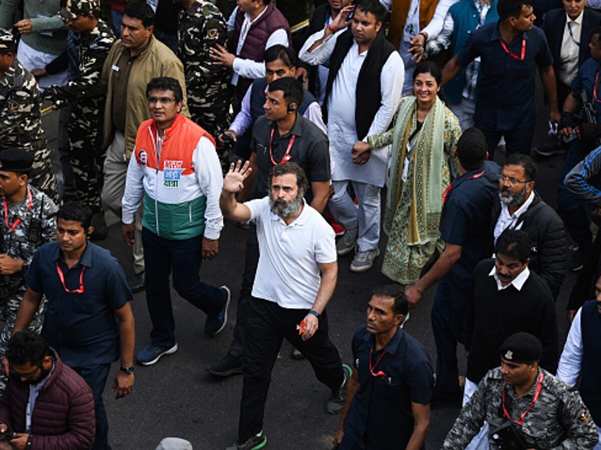 Rahul Gandhi Serves Tea to Pilgrims at Kedarnath Temple :  r/unitedstatesofindia