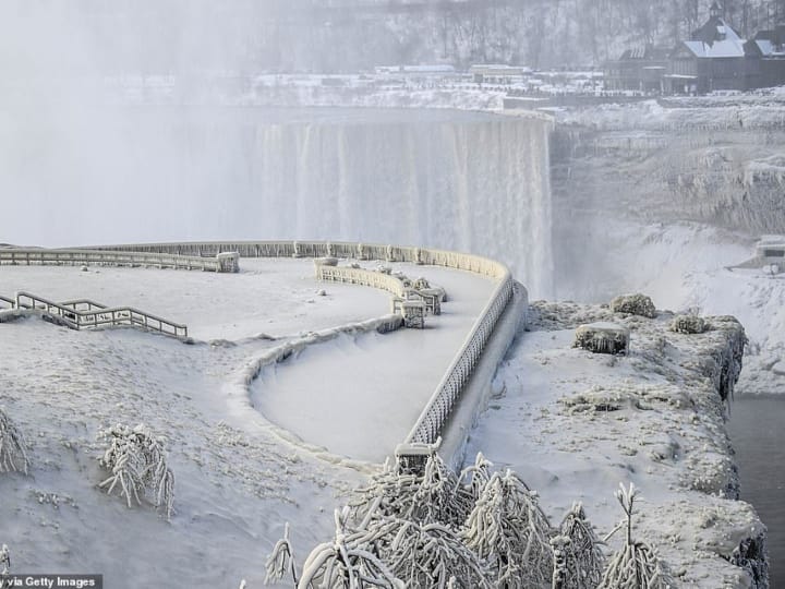 Niagara Falls Frozen: अमेरिका में इस इस बार कड़ाके की ठंड पड़ी है. आलम ऐसा है कि न्यूयॉर्क के पास स्थित विश्व प्रसिद्ध नियाग्रा फॉल भी जम गया है. हर तरफ बर्फ की चादर बिछी हुई है.