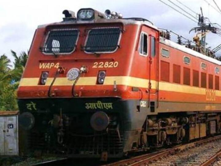 Jharkhand Company was fired young boy stopped train by putting red flag Bokaro rail track in protest Jharkhand: कंपनी ने नौकरी से निकाला, शख्स ने विरोध में लाल झंडा लगाकर रोक दी ट्रेन