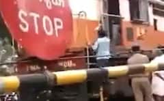 Viral Video: ਡਰਾਈਵਰ ਨੂੰ ਉੱਠੀ ਤਲਬ, ਕਰਾਸਿੰਗ 'ਤੇ ਰੇਲਗੱਡੀ ਨੂੰ ਰੋਕ ਕੇ ਲੈਣ ਚਲਾ ਗਿਆ ਮੱਛੀ, ਦੇਖੋ ਵੀਡੀਓ