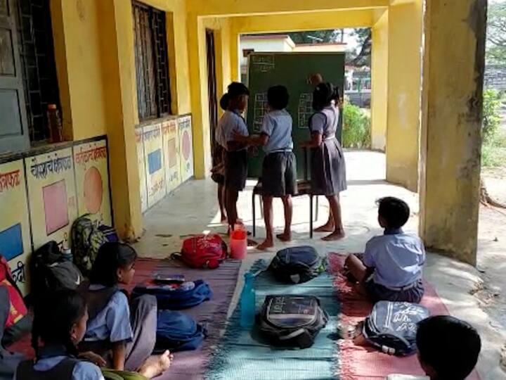 इथले वर्ग जिल्हा परिषदेत भरवले जातील असा इशारा ग्रामपंचायतीने दिल्यानंतर आता हालचालींना वेग आला आहे.