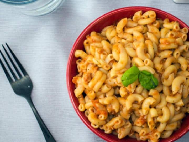 मैकरोनी पास्ता सूप का एक प्रकार है. इसमें बहुत सारी सब्जियों होती हैं और यह एक स्वादिष्ट और सेहतमंद मौकरोनी पास्ता है. आपको बस इतना करना है कि मैकरोनी को अच्छे से उबालना है. फिर कुछ सब्जियों को फ्राइ करके उसमें पानी डालकर सूप को पकाना है. मानसून और सर्दियों का मौसम इस टेस्टी खाने का एकदम सही है. आप इस स्वादिष्ट मैकरोनी सूप को किटी पार्टी और फैमिली गेट टुगेदर में भी परोस सकते हैं. तो,सुनिश्चित करें कि आप इस रेसिपी को एक बार ट्राई करें और अपने दोस्तों और परिवार के साथ इसका आनंद लें.