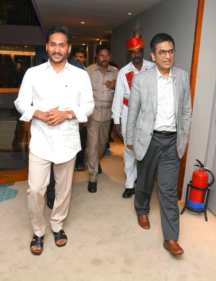 మూడు రోజుల తిరుపతి జిల్లా పర్యటన ముగించుకుని సీజేఐ చంద్రచూడ్ విజయవాడకు చేరుకున్నారు.