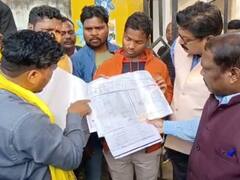 In Pics: सरगुजा में पंडो जनजाति के लोगों ने किया कमिश्नर कार्यालय का घेराव, कड़ाके की ठंड में शरीर पर नहीं थे गर्म कपड़े, देखें तस्वीरें