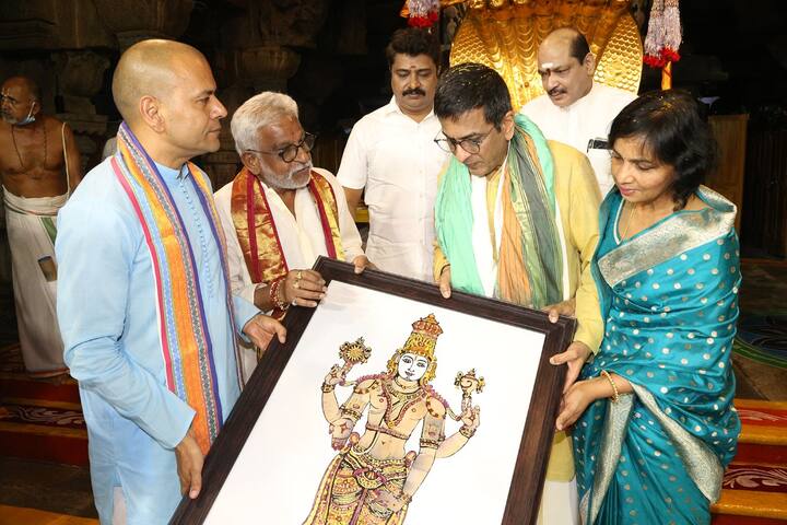 సుప్రీంకోర్టు ప్రధాన న్యాయమూర్తి, ఇతర ప్రముఖులకు తీర్థప్రసాదాలు, శ్రీవారి చిత్రపటం, 2023 టీటీడీ క్యాలెండర్, డైరీలను ఛైర్మన్ వైవీ సుబ్బారెడ్డి అందజేశారు.