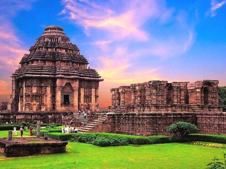 कोणार्क, ओडिशा - 13वीं शताब्दी का ये सूर्य मंदिर विश्व प्रसिद्ध है. ये सूर्य देव के रथ को दर्शाता है. इस रथ के 7 घोड़े 7 दिन के प्रतीक हैं और 12 जोड़ी पहिए दिन के 24 घंटों को दर्शाते हैं. वहीं इस रथ आकार के मंदिर में 8 ताड़ियां भी हैं जो दिन के 8 प्रहर का प्रतीक है.