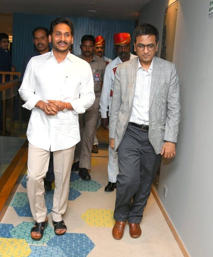 శుక్రవారం పలు కార్యక్రమాల్లో సీజేఐ పాల్గొనేందుకు విజయవాడ చేరుకున్నారు.