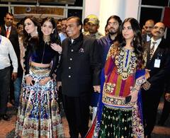 Anant-Radhika Engaged: होने वाले सास-ससुर के साथ कैसा है Radhika Merchant का बॉन्ड, इन तस्वीरों में दिखा बेशुमार प्यार