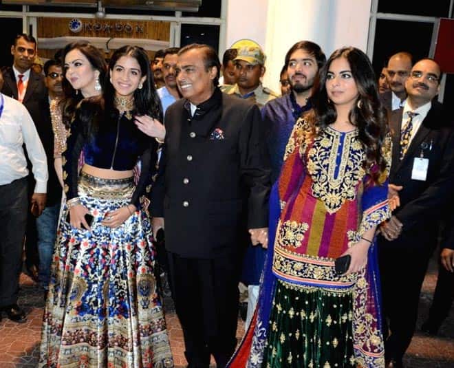 नीता अंबानी और मुकेश अंबानी अपनी होने वाली बहू पर सालों से प्यार लुटाती नजर आ रही हैं. कोई फैमिली फंक्शन हो या कोई गेट टुगेदर राधिका मर्चेंट हर बार फैमिली के साथ मूमेंट एंजॉय करती नजर आईं हैं.