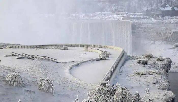 Viral Video After a snowstorm Niagara Falls partially freezes into a winter wonderland Niagara Falls Viral: ਅਮਰੀਕਾ 'ਚ ਬਰਫੀਲੇ ਤੂਫਾਨ ਕਾਰਨ ਜੰਮਿਆ ਨਿਆਗਰਾ ਫਾਲਸ, ਰੌਂਗਟੇ ਖੜ੍ਹੇ ਕਰ ਦੇਵੇਗਾ ਇੱਥੋਂ ਦਾ ਨਜ਼ਾਰਾ