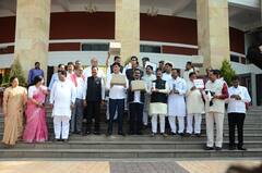 विधानसभेच्या पायऱ्यांवर विरोधकांचं आंदोलन, हातात खोके आणि बोक्यांची प्रतिमा घेऊन सरकारवर हल्लाबोल