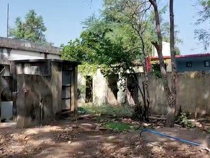 शाळेची इमारत धोकादायक असल्याचे सांगत प्रशासनाने पाडून टाकली, मात्र गेल्या तीन वर्षांपासून नवीन इमारतीचा पत्ताच नाही.