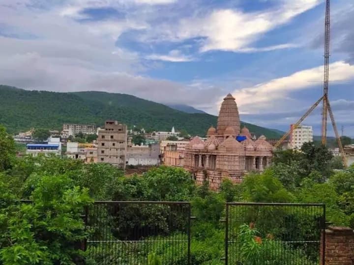 Jharkhand Sammed Shikhar Uproar over preventing school children going mountain Soren government problem deepen Sammed Shikharji: स्कूली बच्चों को पहाड़ पर जाने से रोकने पर बवाल, ग्रामीण पीछे हटने को तैयार नहीं, सोरेन सरकार पर बढ़ा दबाव