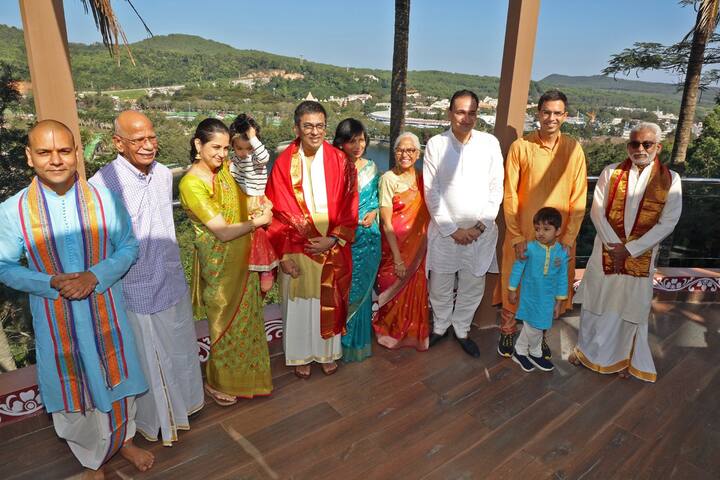 సీజేఐ చంద్రచూడ్ కుటుంబంతో టీటీడీ ఛైర్మన్ సుబ్బారెడ్డి, ఈవో అనిల్ కుమార్ సింఘాల్