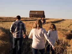 1100 KM और 11 दिन... क्यों बेटियों संग पैदल चलने को मजबूर हुआ पिता, जानें