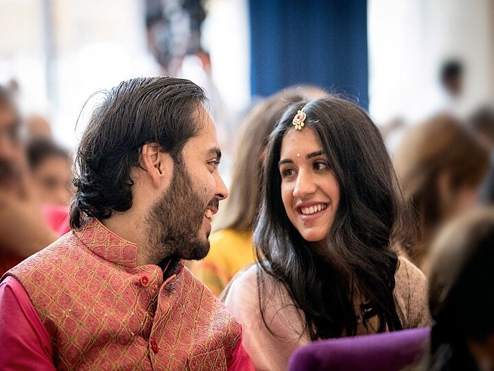 Mukesh Ambani S Son Anant Ambani And Radhika Merchant Got Engaged See Beautiful Pictures Here