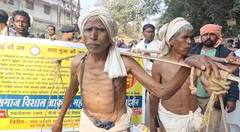 In Pics: सरगुजा में पंडो जनजाति के लोगों ने किया कमिश्नर कार्यालय का घेराव, कड़ाके की ठंड में शरीर पर नहीं थे गर्म कपड़े, देखें तस्वीरें