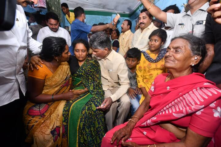 chandra babu with victim families in kandukur DNN కందుకూరు ఘటనలో మృతి చెందిన వారి కుటుంబాలకు ఒక్కొక్కరికి టీడీపీ తరఫున రూ.24లక్షల సాయం