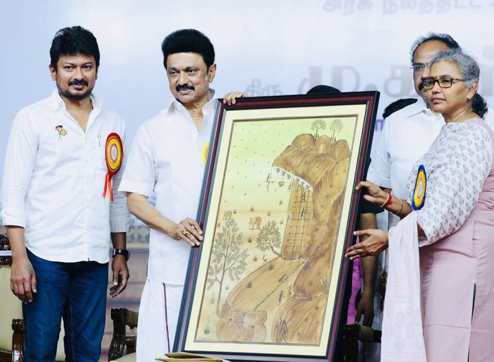 ஆட்சியர் அமுதா வுடன் முதல்வர் மற்றும் அமைச்சர் உதயநிதி