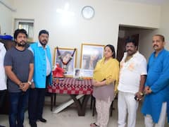 Tunisha Sharma Death: दिवंगत एक्ट्रेस तुनिषा की मां से मिले केंद्रीय मंत्री रामदास अठावले, 25 लाख रुपये मुआवजा देने की मांग, देखें तस्वीरें