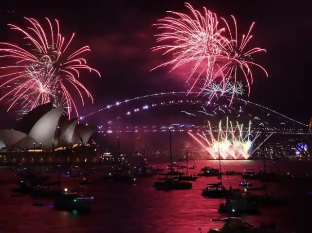 Happy New Year 2023 : भारतात 31 डिसेंबरला 12 वाजता 'Happy New Year'ची सुरुवात; 'या' देशांत त्याआधीच सेलिब्रेशन happy new year 2023 new year celebration time in the world marathi news Happy New Year 2023 : भारतात 31 डिसेंबरला 12 वाजता 'Happy New Year'ची सुरुवात; 'या' देशांत त्याआधीच सेलिब्रेशन