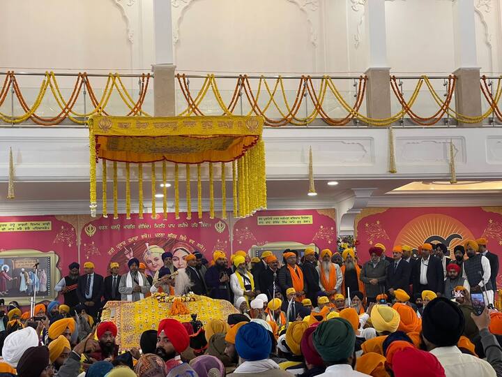 ਅੱਜ ਗੁਰੂ ਗੋਬਿੰਦ ਸਿੰਘ ਜੀ ਦਾ ਪ੍ਰਕਾਸ਼ ਪੁਰਬ ਮਨਾਇਆ ਜਾ ਰਿਹਾ ਹੈ। ਅੱਜ ਬਿਹਾਰ ਦੇ ਮੁੱਖ ਮੰਤਰੀ ਨੀਤੀਸ਼ ਕੁਮਾਰ ਤਖਤ ਪਟਨਾ ਸਾਹਿਬ ਵਿਖੇ ਨਤਮਸਕ ਹੋਣਗੇ । ਪਂੰਜਾਬ ਸਰਕਾਰ ਦੇ ਵਿਧਾਇਕ ਅਤੇ ਪੰਜਾਬ ਵਿਧਾਨ ਸਬਾ ਦੇ ਸਪੀਕਰ ਕੁਲਤਾਰ ਸੰਧਵਾਂ ਵੀ ਅੱਜ ਪਟਨਾ ਸਾਹਿਬ ਵਿਖੇ ਪਹੁੰਚੇ ਹਨ । ਅਕਾਲ ਤਖਤ ਸਾਹਿਬ ਦੇ ਜਥੇਦਾਰ ਗਿਆਨੀ ਹਰਪ੍ਰੀਤ ਸਿੰਘ ਅੱਜ ਤਖਤ ਸ੍ਰੀ ਪਟਨਾ ਸਾਹਿਬ ਵਿਖੇ ਪਹੁਂੰਚੇ ਹਨ ਅਤੇ ਉਨ੍ਹਾਂ ਨੇ ਸੰਗਤ ਨੂੰ ਅੱਜ ਦੇ ਵਿਸ਼ੇਸ਼ ਪੁਰਬ ਦੀ ਵਧਾਈ ਦਿੱਤੀ ਹੈ । ਤਖਤ ਸ਼੍ਰੀ ਪਟਨਾ ਸਾਹਿਬ ਦੀ ਪ੍ਰਬੰਧਕੀ ਕਮੇਟੀ ਵੱਲੋਂ ਕੀਤੇ ਗਏ ਇਤਜਾਮਾਂ ਦੀ ਸ਼ਾਲਾਘਾ ਕੀਤੀ।