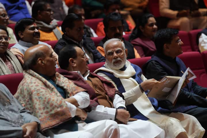 প্রধানমন্ত্রীর সফর উপলক্ষ্যে কড়া নিরাপত্তায় মুড়ে ফেলা হয়েছে হাওড়া স্টেশন চত্বর। পাশাপাশি নতুন করে সেজে উঠছে ইডেন গার্ডেন্স স্টেশন সহ গঙ্গা তীরবর্তী চক্ররেলের স্টেশনগুলি।