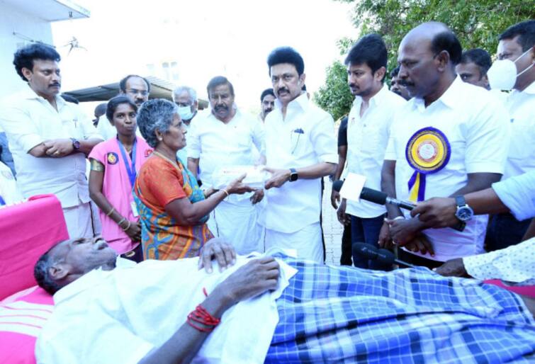 1 Crore first beneficiary of the Seeking Medicine program was given a medical safe -M.K. Stalin மக்களைத் தேடி மருத்துவம் திட்டம்; 1 கோடியே ஒன்றாவது பயனாளிக்கு மருத்துவப் பெட்டகம் வழங்கிய முதல்வர் ஸ்டாலின்