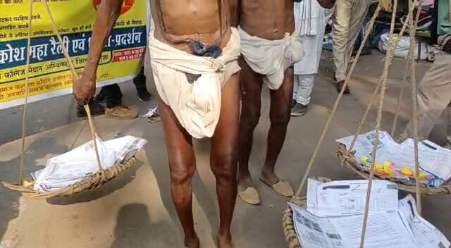 इन सभी समस्याओं को लेकर राष्ट्रपति के नाम डिप्टी कमिश्नर महावीर राम को ज्ञापन सौंपा है और मांगों पर जल्द विचार करने की बात कही है. वहीं मांग पूरी नहीं होने पर 15 फरवरी से हर विकासखंड क्षेत्र में उग्र आंदोलन करने की चेतावनी भी दी गई है.