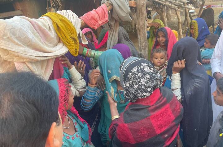  Pakistan: एक 40 साल की हिंदू महिला की कथित तौर पर हत्या कर दी गई. हिंदू समुदाय से पाकिस्तान की पहली महिला सीनेटर कृष्णा कुमारी ने एक ट्वीट कर इस बात की जानकारी दी.

पाकिस्तान में हिन्दू महिला की बेरहमी से हत्या (फोटो-sorce

Hindu Woman Beheaded In Pakistan: पाकिस्तान के सिंझोरो शहर में बुधवार को हैवानियत का एक मंजर देखने को मिला. एक 40 साल की हिंदू महिला की कथित तौर पर हत्या कर दी गई. हिंदू समुदाय से पाकिस्तान की पहली महिला सीनेटर कृष्णा कुमारी ने एक ट्वीट कर इस बात की जानकारी दी. उन्होंने दावा करते हुए लिखा, ''40 वर्षीय महिला का सिर काट दिया गया और उसके स्तन काट दिए गए.'' पाकिस्तान पीपल्स पार्टी के नेता ने कहा कि पीड़िता के शरीर और चेहरे से चमड़ी उतारी गई थी. महिला के चार बच्चे हैं. महिला की पहचान हिंदू अल्पसंख्यक समुदाय की दया भील के रुप में हुई है, जो सिंध की सिंझोरो की रहने वाली हैं.

कृष्णा कुमारी ने एक ट्वीट में कहा, "दया भेल नामक 40 वर्षीय विधवा की बेरहमी से हत्या कर दी गई और शव बहुत बुरी हालत में मिला. उसका सिर धड़ से अलग कर दिया गया था और दरिंदों ने पूरे सिर का मांस निकाल दिया था.आज उसके गांव का दौरा किया. वहां से पुलिस टीमें पहुंचीं हैं." 

वहीं पीपीपी के जियाला अमर लाल भील ने दावा किया कि बुधवार को खेत में क्षत-विक्षत शव मिला था और पुलिस ने महिला के परिवार से अन्य जानकारी जुटाई थी. पीपीपी नेता के अनुसार, पोस्टमार्टम किया गया है और आगे की जांच चल रही है.

बता दें कि इससे पहले मार्च में, सिंध की एक 18 वर्षीय हिंदू महिला की गोली मारकर हत्या कर दी गई थी और उसके शव को सड़कों पर फेंक दिया गया था. पाकिस्तान से आई खबरों में दावा किया गया था कि पूजा का हत्यारा वाहिद बक्स लशारी उससे शादी करने से पहले उसको इस्लाम धर्म कबूल करवाना चाहता था. लाहिड़ी जबरदस्ती पूजा के घर में घुस गया और उसका अपहरण करने की कोशिश की लेकिन उसने मना कर दिया, जिसके बाद क्रुद्ध लाहिड़ी ने उसकी हत्या कर दी.

