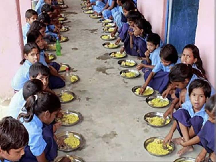Are Dalit students seated separately for lunch Controversy caused by video in Uttarakhand school மதிய உணவிற்கு பட்டியலின மாணவர்கள் தனியாக அமர வைக்கப்பட்டார்களா? வீடியோவால் எழுந்திருக்கும் சர்ச்சை