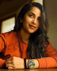 Komalee Prasad: ఎర్ర గులాబీలా మెరిసిపోతున్న కోమలి - కుర్రాళ్ల గుండెల్లో గిలిగిలి