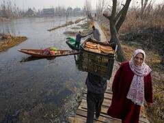 Cold Wave Continues To Grip J&K, IMD Predicts Snowfall At Isolated Places From Today — IN PICS