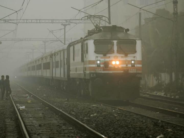 Indian Railway full list of canceled and route diverted Delhi trains due to fog ann Indian Railway: कोहरे की वजह से थमा रेल का पहिया, कई ट्रेनें कैंसिल तो किसी का रूट डायवर्ट, देखें पूरी लिस्ट