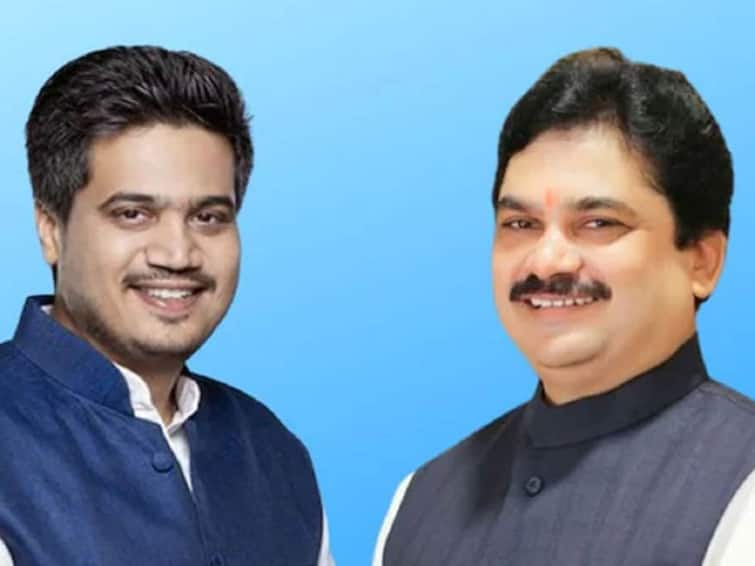 ahmednagar news update ahmednagar karjat tehsildar and district officer suspended in dispute between bjp mla Ram Shinde and  ncp mla Rohit Pawar दोन आमदारांच्या वादात अधिकाऱ्यांचा बळी, कर्जतचे प्रांतअधिकारी आणि तहसीलदार निलंबीत 