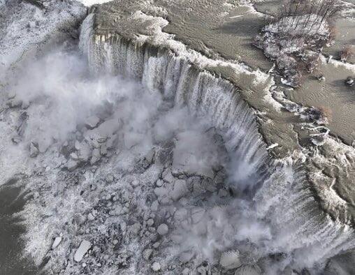 US Blizzard Niagara Falls Into icy Winter Wonderland Niagara Falls : जगप्रसिद्ध नायगारा धबधबा गोठला, अमेरिकेत रक्त गोठवणारी थंडी