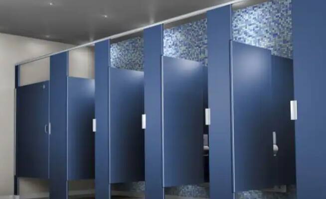 why do toilet doors open from the bottom in malls and multiplexes intresting facts ਕਦੇ ਸੋਚਿਆ ਮਾਲ ਤੇ ਮਲਟੀਪਲੈਕਸ 'ਚ ਟਾਇਲਟ ਦੇ ਦਰਵਾਜ਼ੇ ਹੇਠਾਂ ਤੋਂ ਖੁੱਲ੍ਹੇ ਕਿਉਂ ਰਹਿੰਦੇ? ਜਾਣੋ ਅਸਲੀਅਤ